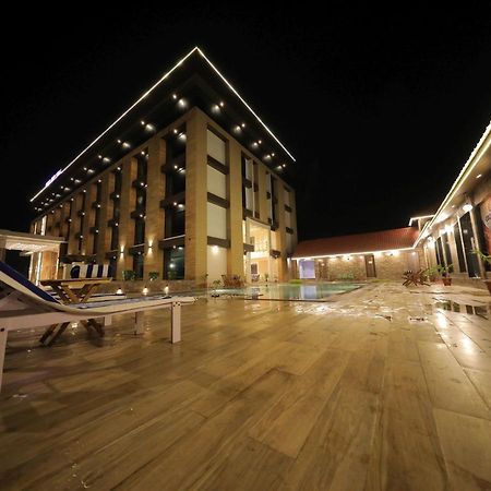 Sarovar Portico, Somnāth Buitenkant foto